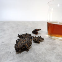 Yiwu Ancient Tree Raw Pu-erh Tea Cake – 2006 Aged Sheng Pu'er 357g Pressed Tea High-Altitude Yunnan Arbor Leaves Smooth, Mature, Deep Flavor Ideal for Long-Term Brewing